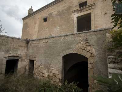 Nel frattempo siamo arrivati davanti al prospetto del fabbricato caratterizzato da una rigida compostezza delle forme: � a due piani, dal colore chiaro, ma ormai rovinato da decenni di incuria e dalle intemperie